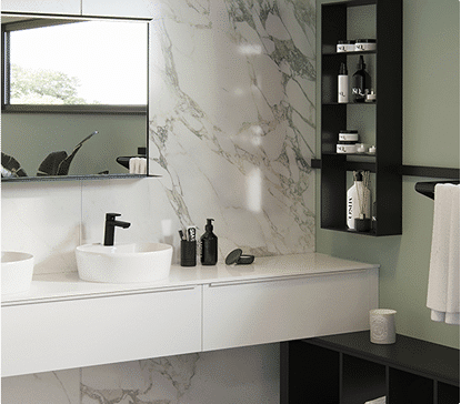 Salle de bain moderne avec un lavabo blanc, robinet noir, étagères murales noires, et mur en marbre blanc veiné.